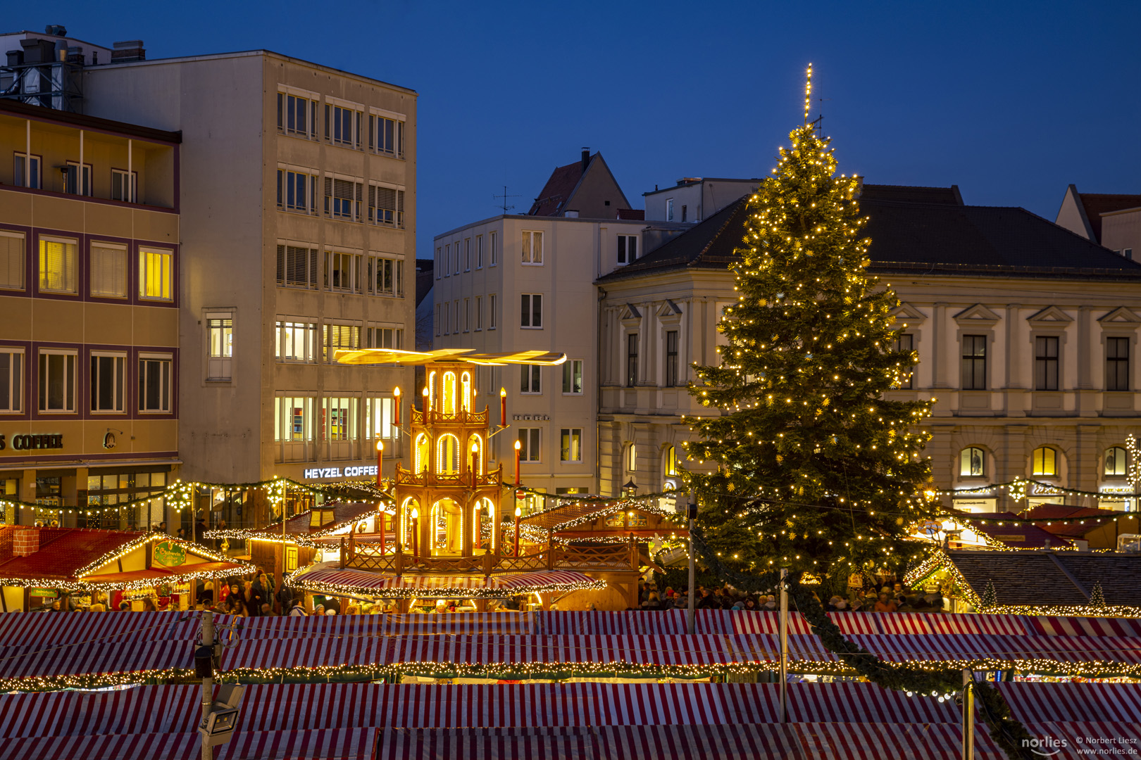 Pyramide und Weihnachtsbaum