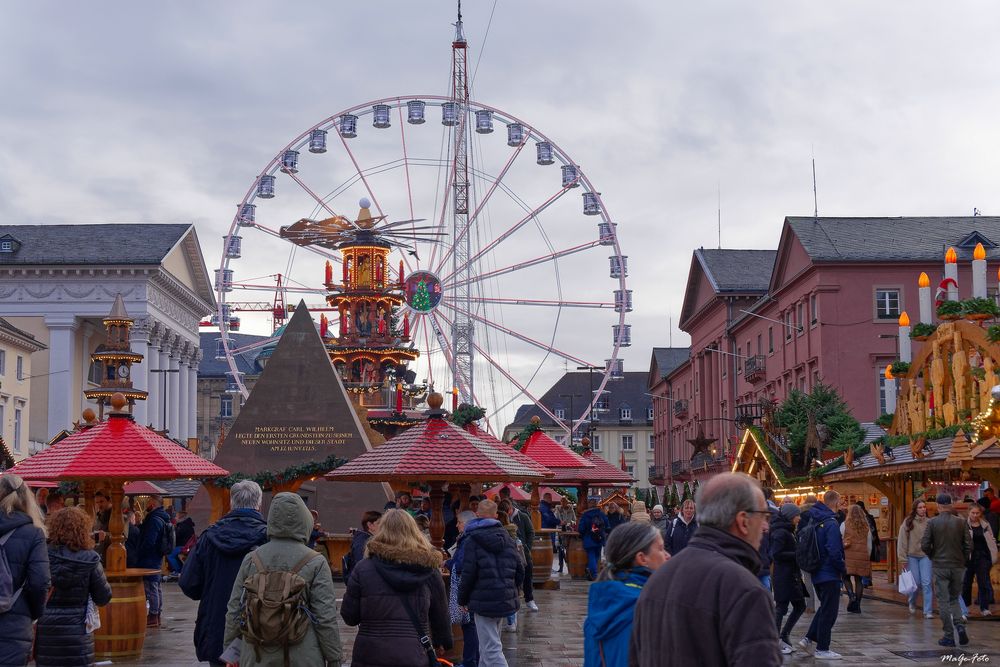 Pyramide vor Pyramide vor Riesenrad