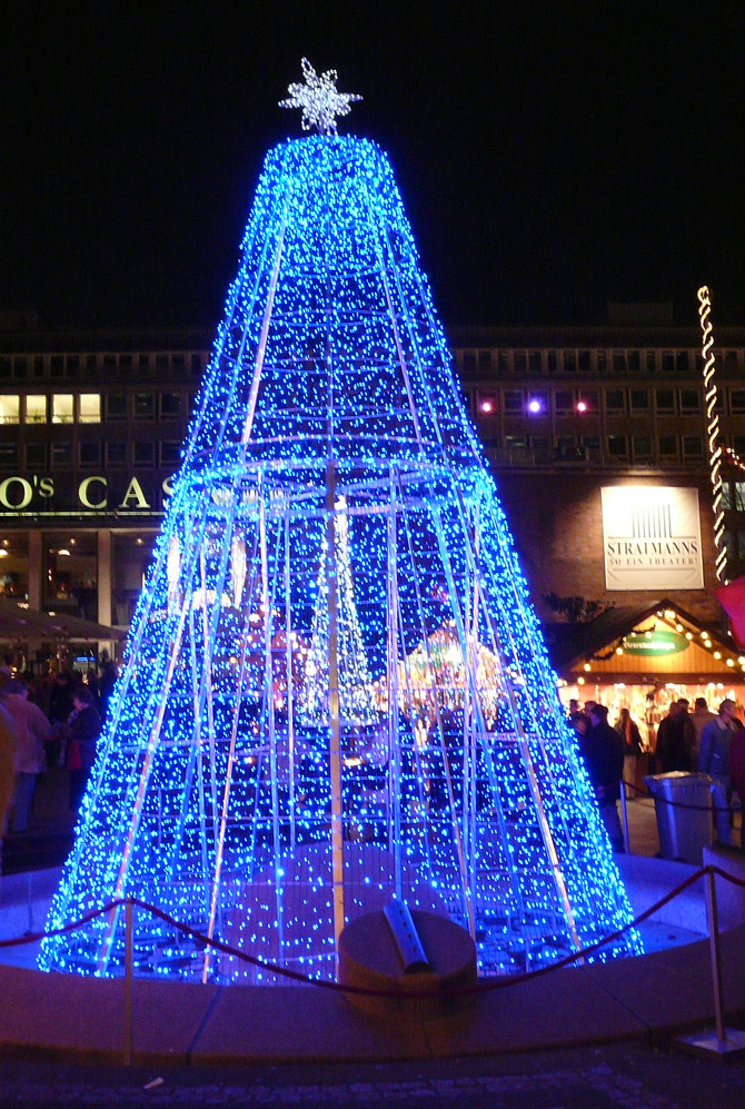 Pyramide - Weihnachtsmarkt Kennedyplatz in Essen