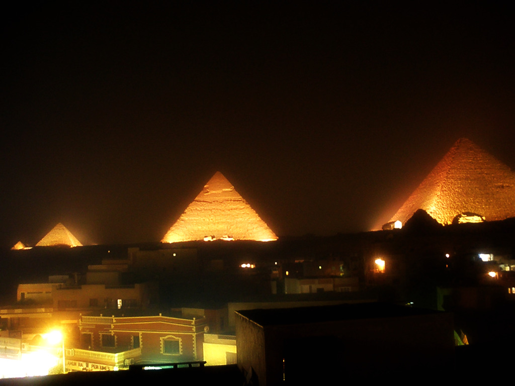 Pyramiden bei nacht