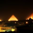 Pyramiden bei nacht