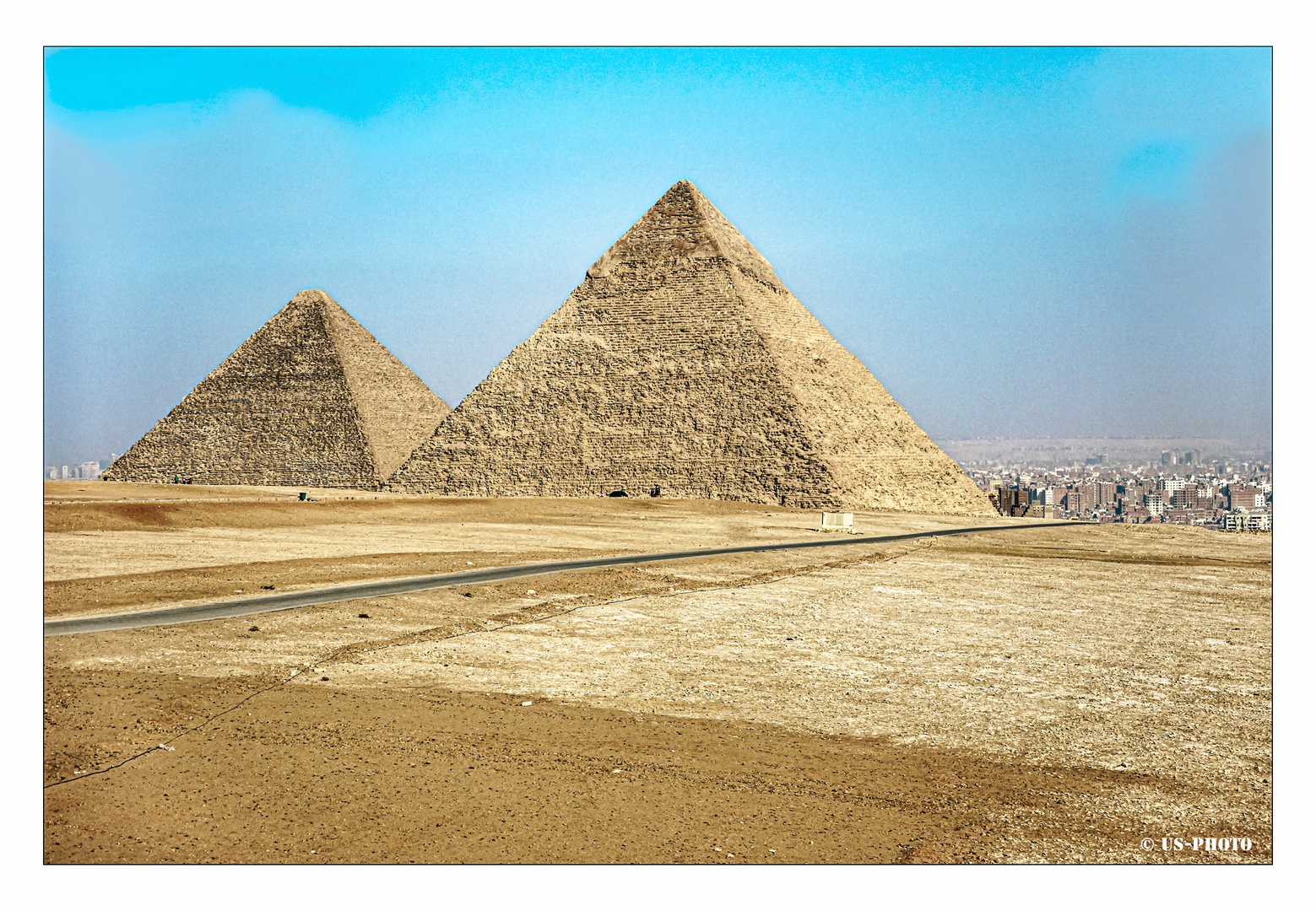 Pyramiden von Gizeh im vollen Sonnenlicht