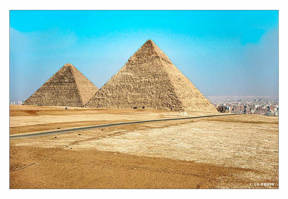 Pyramiden von Gizeh im vollen Sonnenlicht