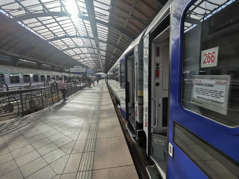 P_Zug Bhf p30-2025-05-23-937-col