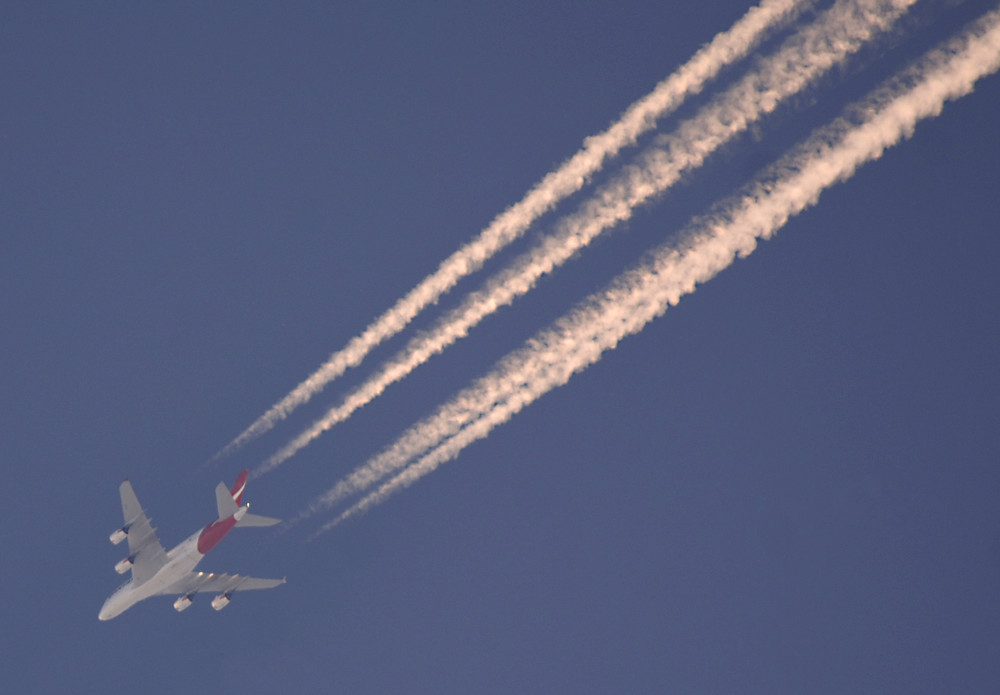 Qantas Airbus A380 über Berlin auf dem Weg nach Sydney