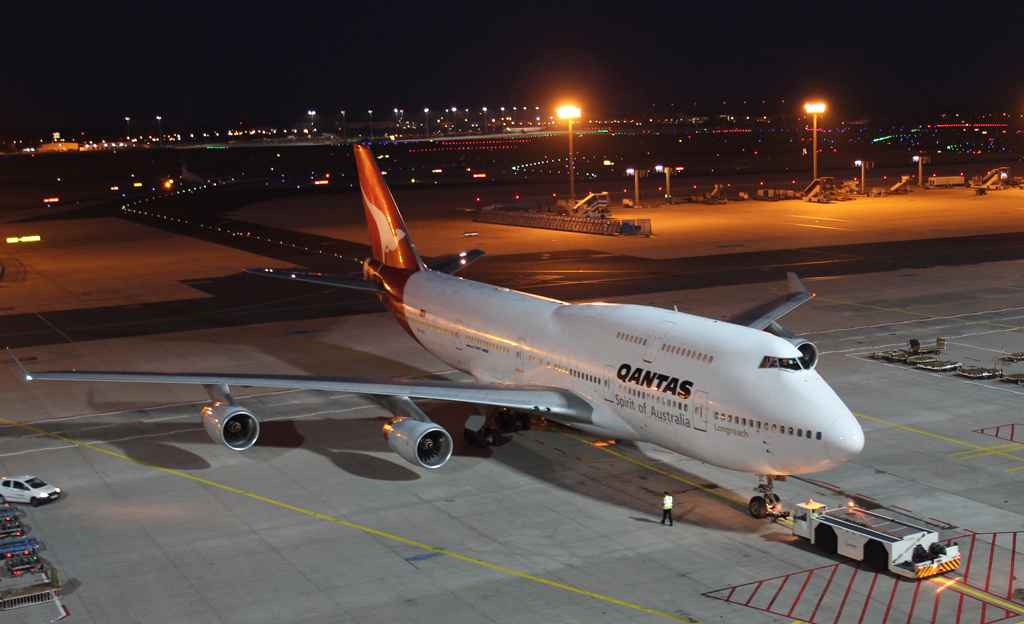 Qantas B744 at night