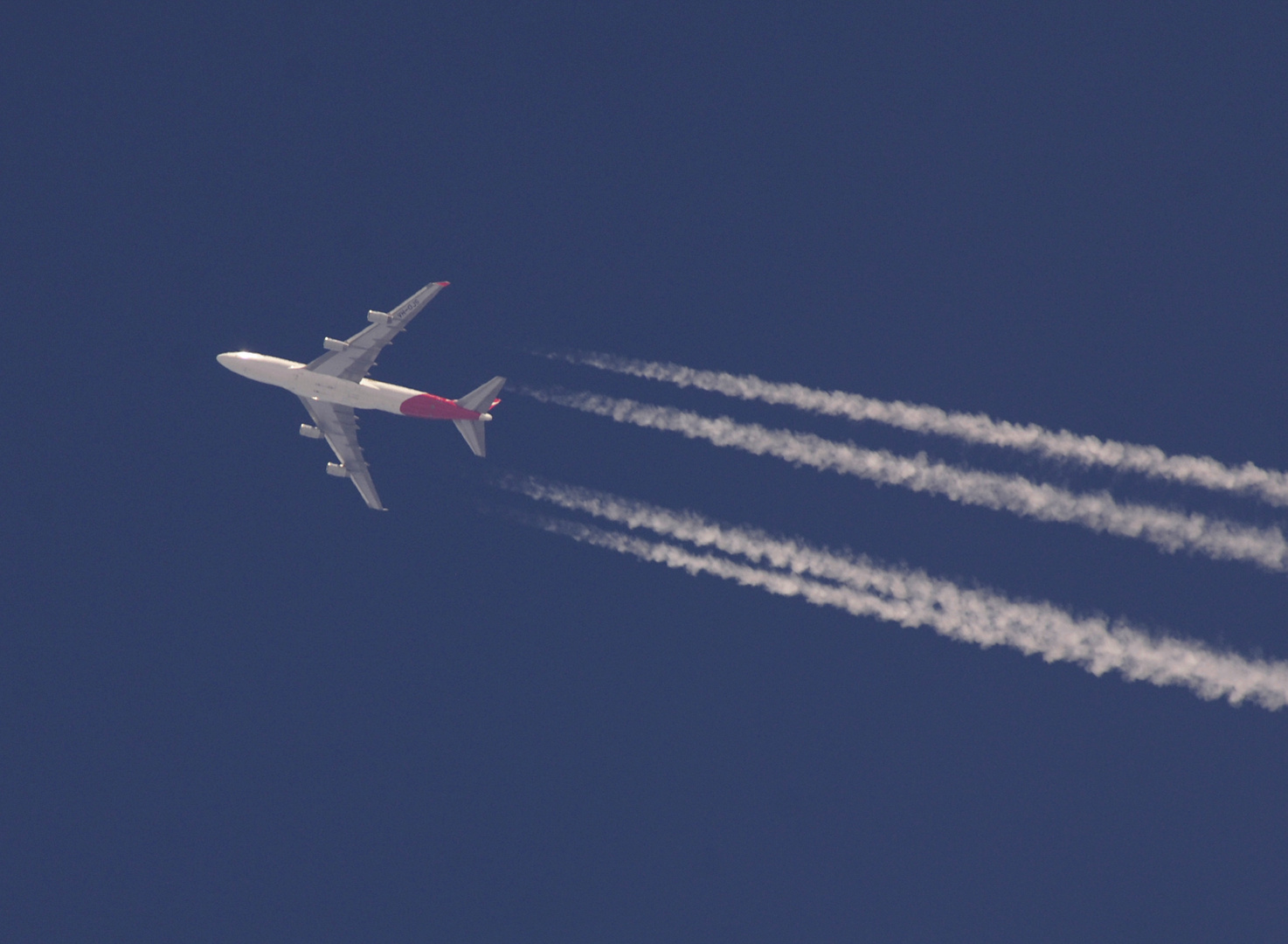 Qantas Boeing 747 - 400 über Berlin