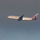 Qatar Airways Airbus A330-200 beim Abflug von Berlin Tegel Runway 26L