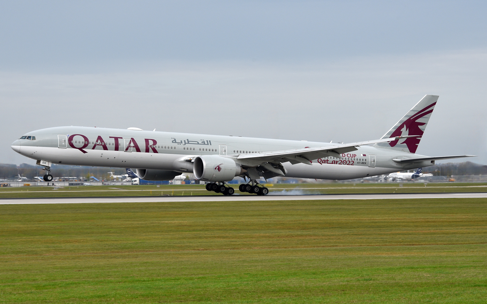 Qatar Airways Boeing 777-300ER A7-BEK 