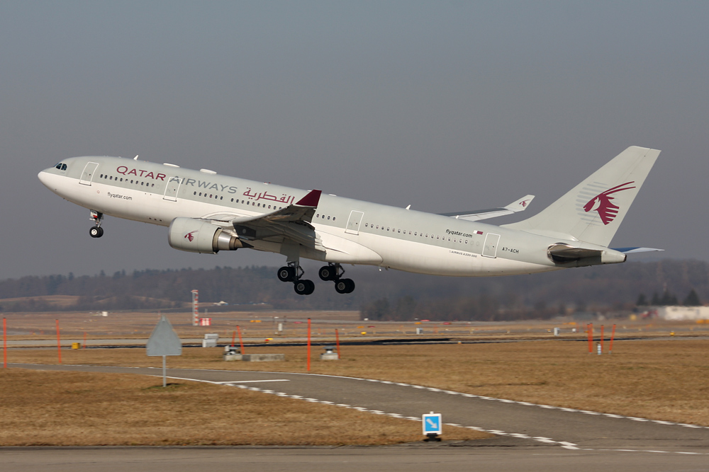 Qatar beim takeoff auf Piste 28 in ZRH