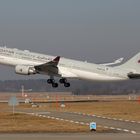 Qatar beim takeoff auf Piste 28 in ZRH