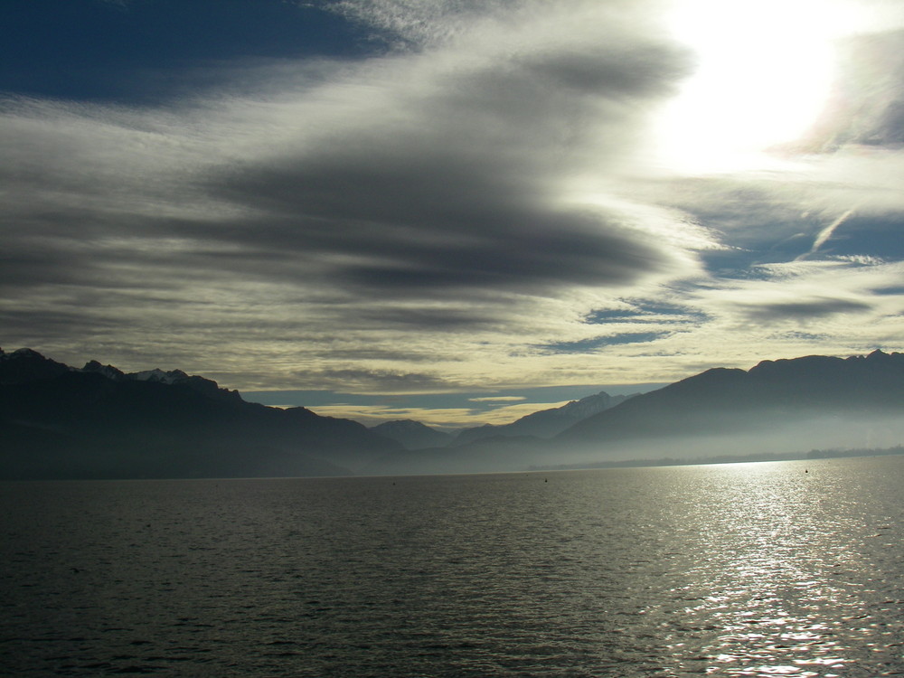 Qaund le soleil veut percer sur le lac D'annecy