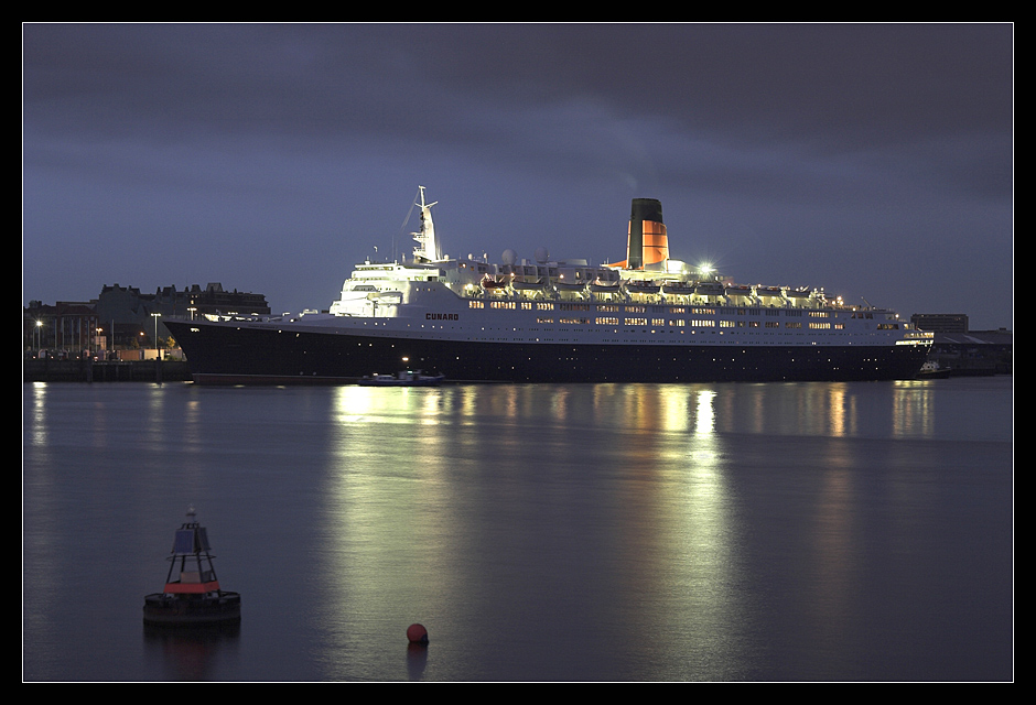 "QE 2" in Hamburg