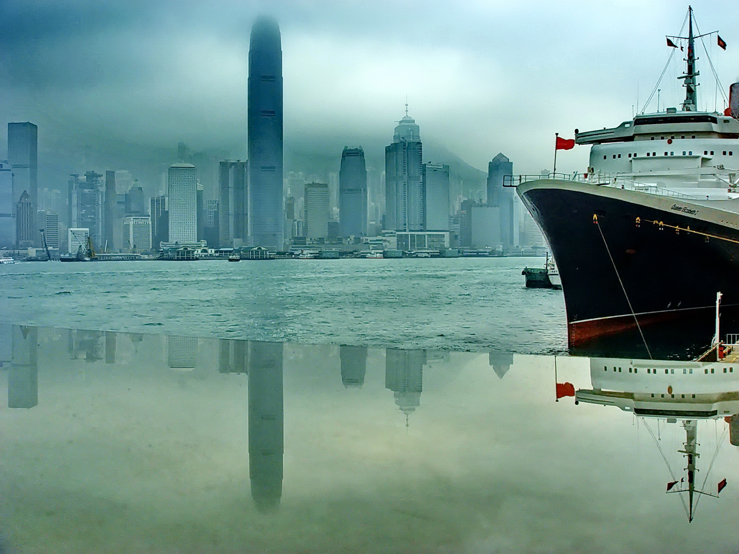 QE2 in Hong Kong