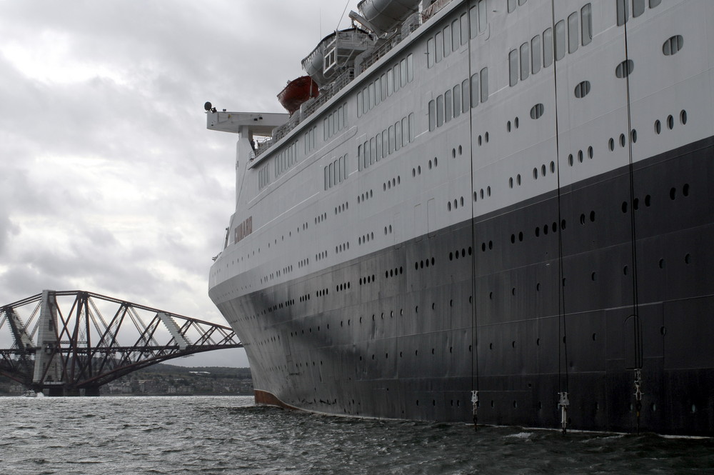 QE2 und Forth Bridge