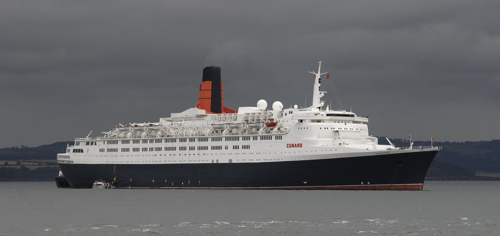 QE2 vor Anker im Firth of Forth