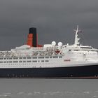 QE2 vor Anker im Firth of Forth