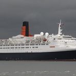 QE2 vor Anker im Firth of Forth