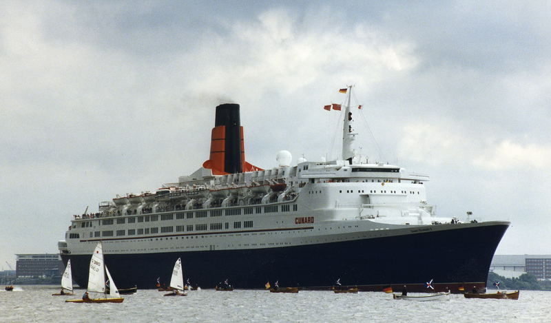 QE2 vor Blankenese