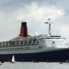 QE2 vor Blankenese