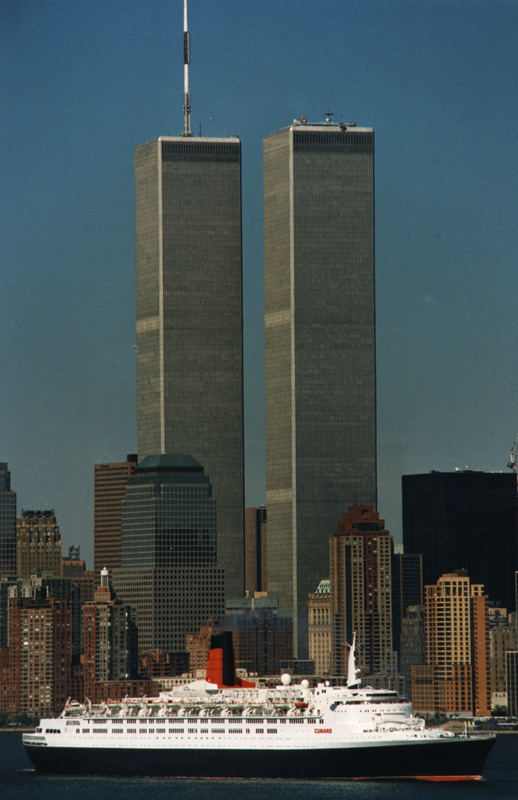 QE2 vor dem WTC in NY, 1991