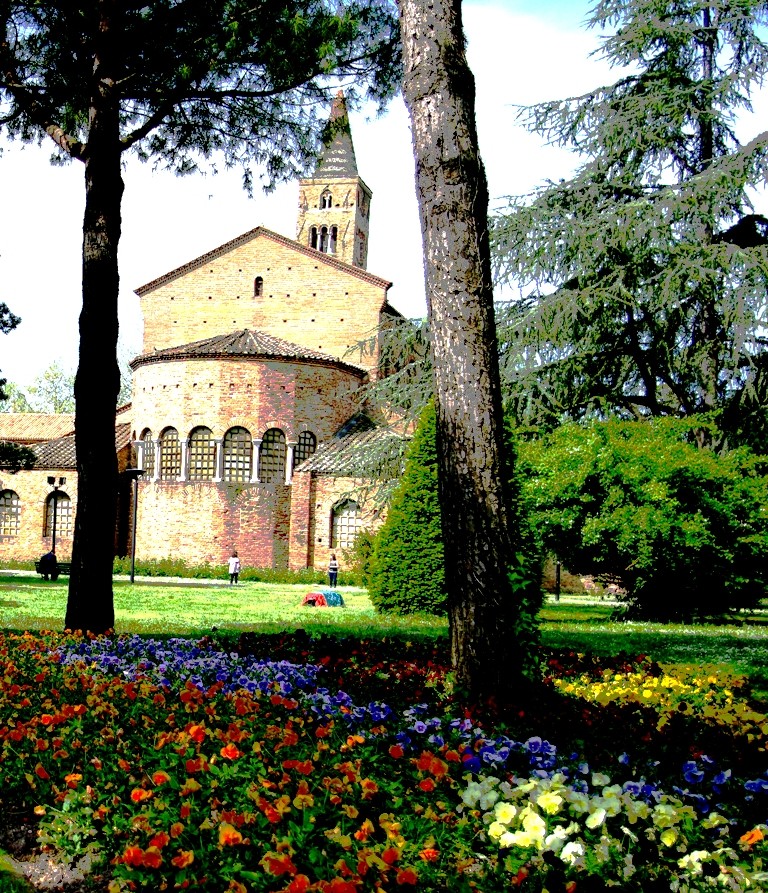 Qesto e uno scorcio della parte postriore di una chiesa e di un parco di Ravenna.