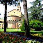 Qesto e uno scorcio della parte postriore di una chiesa e di un parco di Ravenna.