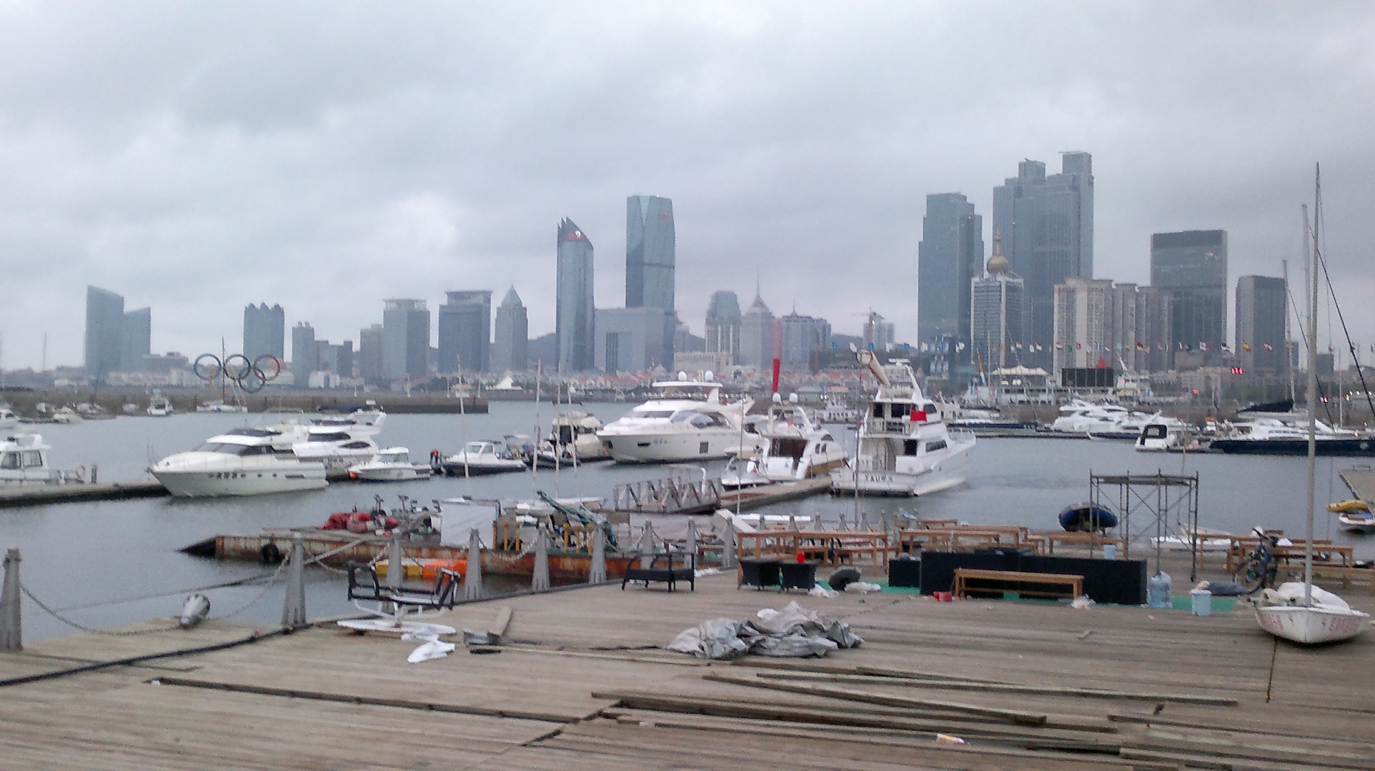 Qingdao (Tsingdao) Hafen beim Olympiagelände im Oktober 2012