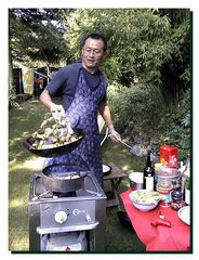 Qingwei beim Kochen. Sommer 1998 beim Besuchen von seinen Studenten