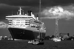 QM 2 beim Hafengeburtstag 2013