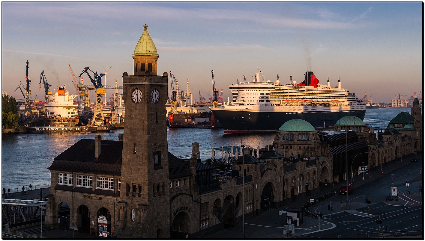 QM 2 einlaufend im Hambuger Hafen