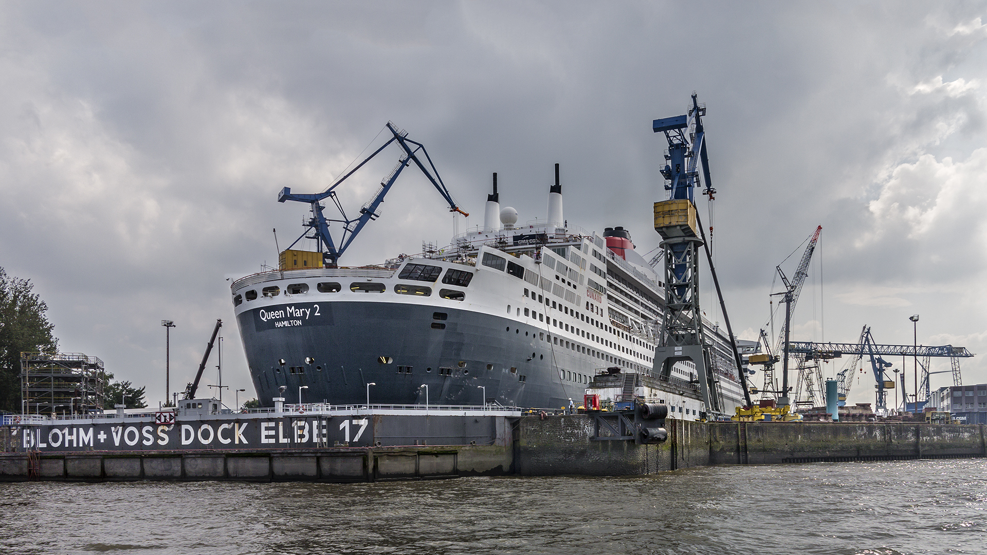 QM 2 im Trockendock bei Blohm & Voss (2)