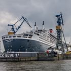 QM 2 im Trockendock bei Blohm & Voss (2)