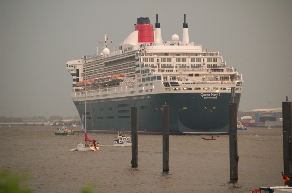 QM 2 läuft in Hamburg ein