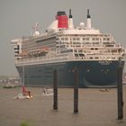 QM 2 läuft in Hamburg ein