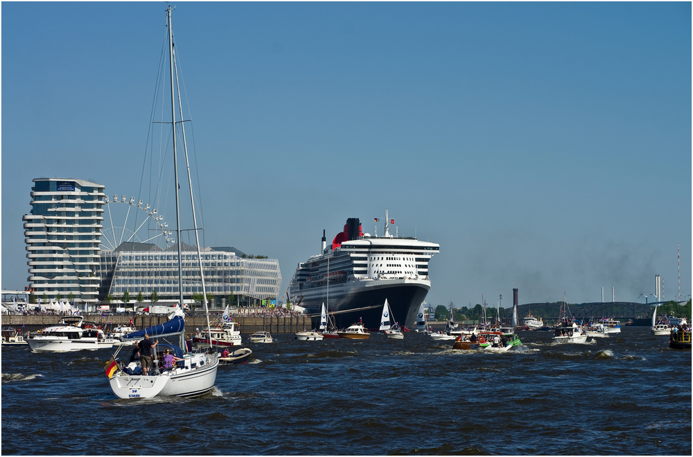 QM 2 mit Zaungästen