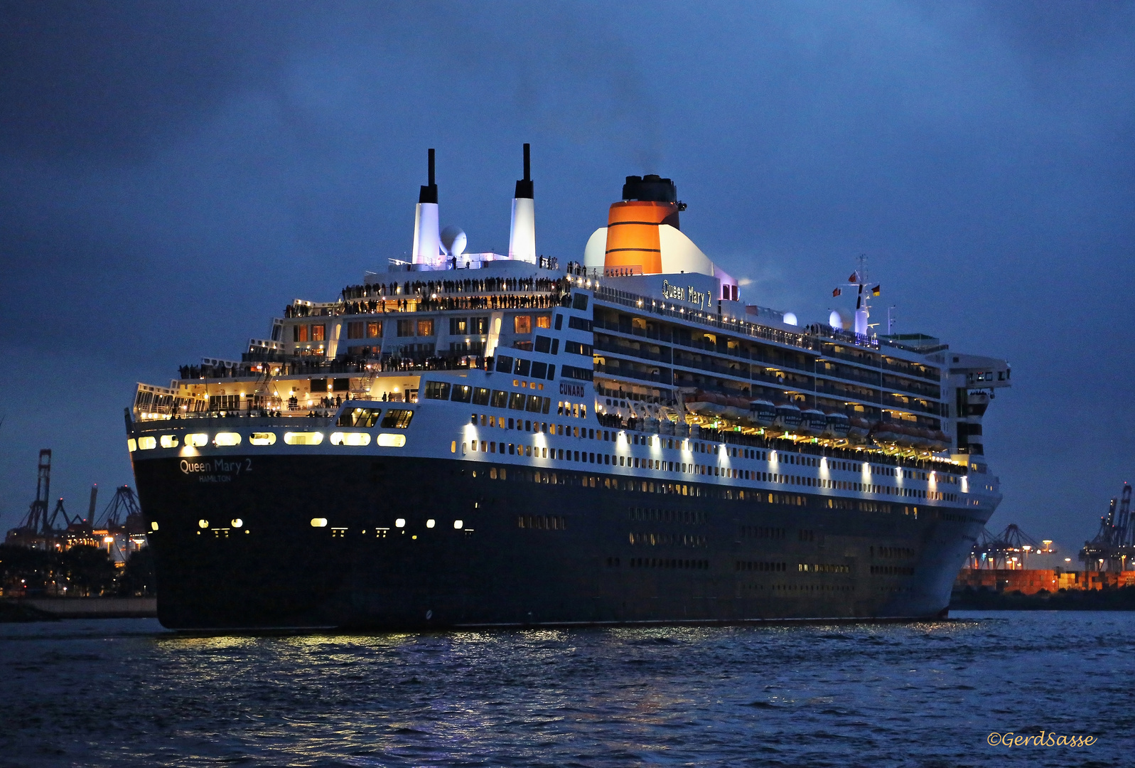 QM 2 verläßt Hamburg