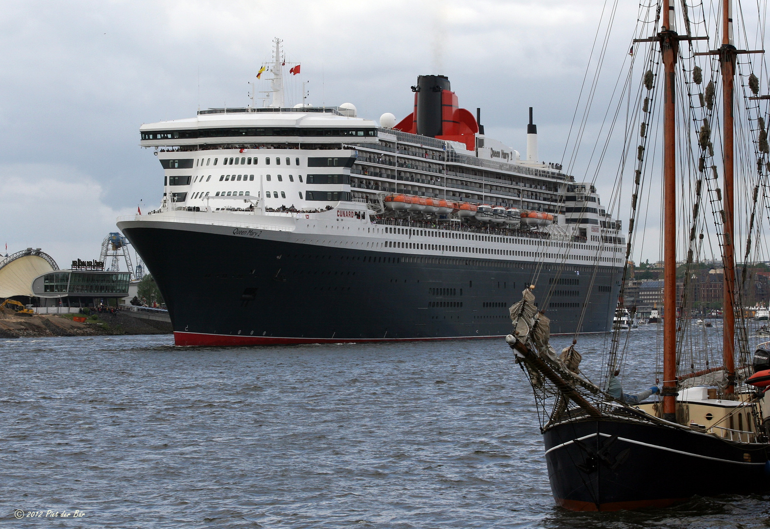 QM2 am Mast vorbei