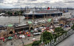 QM2 auf Höhe Landungs - Brücken