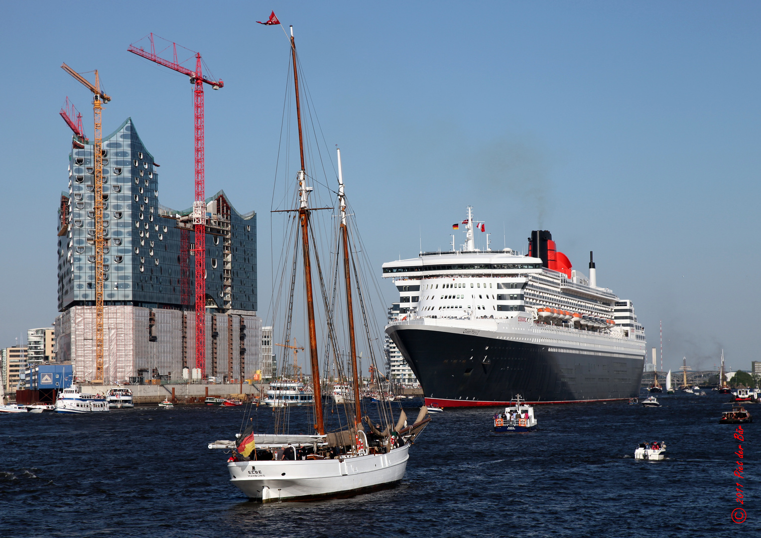 QM2 auf Kurs Elbe