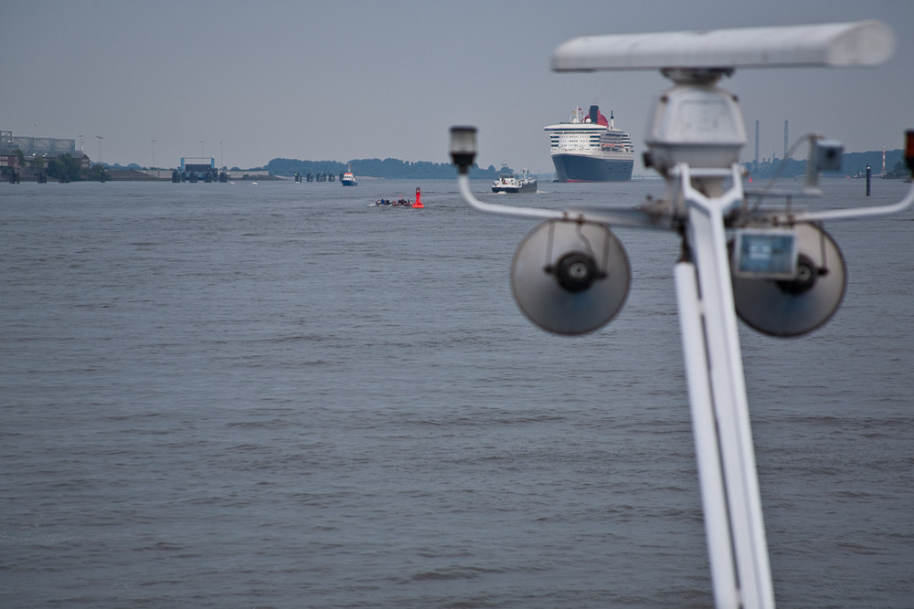 QM2 bei der Durchfahrt des Radarmastes des MS River Star