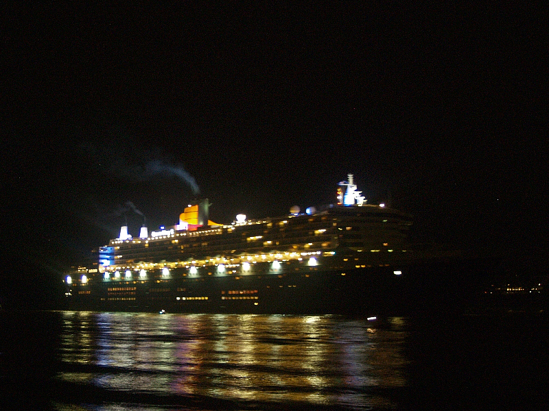 QM2 bei der Einfahrt in den Hamburger Hafen (30.07.2008)