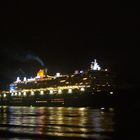 QM2 bei der Einfahrt in den Hamburger Hafen (30.07.2008)