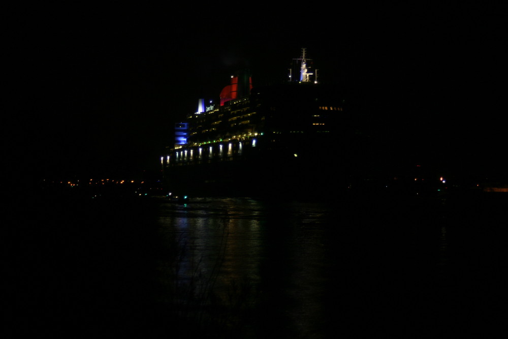 QM2 bei Nacht auf der Elbe