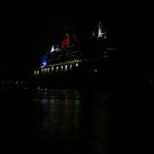 QM2 bei Nacht auf der Elbe