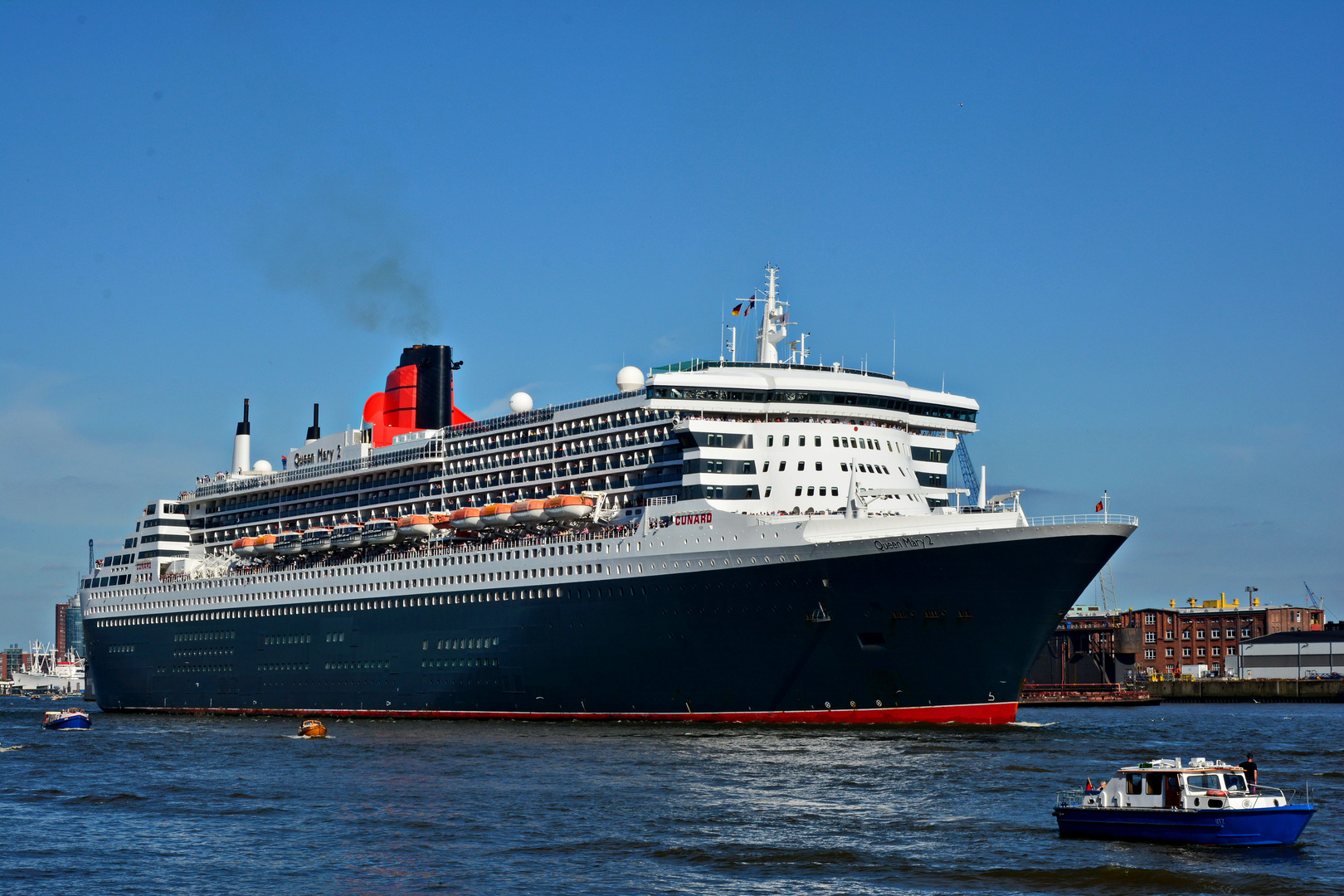 QM2 beim auslaufen aus dem Hamburger Hafen