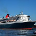 QM2 beim auslaufen aus dem Hamburger Hafen