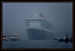 QM2-Einlauf zum Cruise Center Hamburg