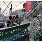 QM2 hinter der Rickmer Rickmers