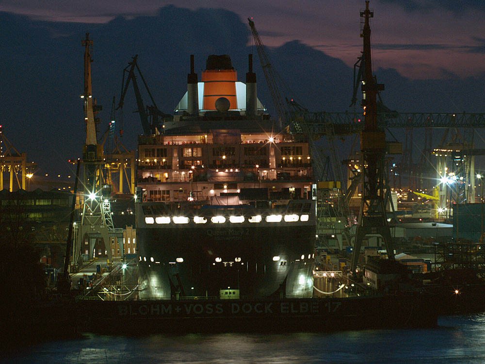 QM2 im Dock